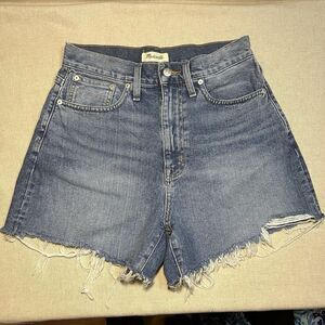Madewell The Momjean Short in Medium Wash Raw Hem Size 28 Jorts Frayed Blue